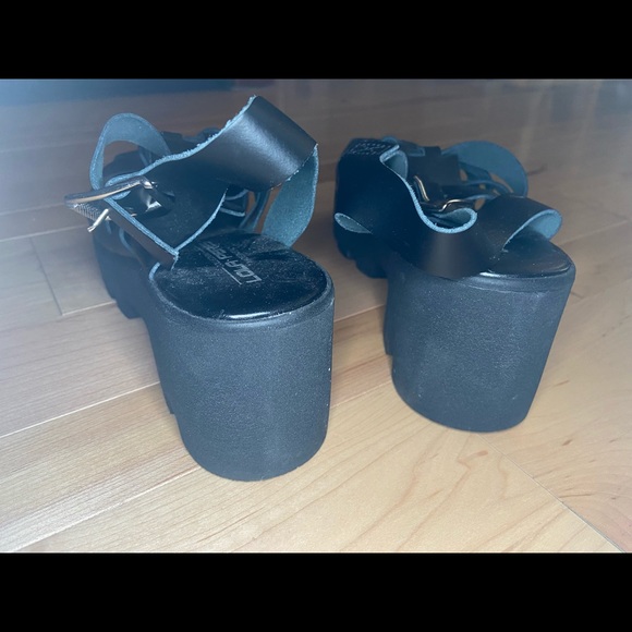 Black strappi sandals from Italy w/thick sole. - Picture 4 of 10